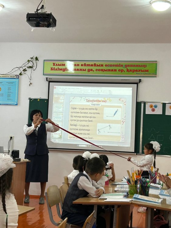 1"Ә" пән мұғалімі  математика пәнінен " Фигуралар.Сәуле.Кесінді" тақырыбында ашық сабақ өткізді