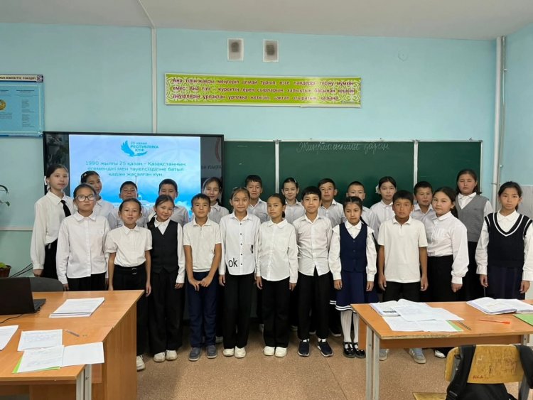 Республика күніне орай оқушылармен мазмұнды тәрбие сағаты өткізілді.