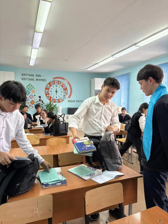 📌👮🏻‍♂️235-бұйрықтың негізінде мектеп аумағына әкелуге тыйым салынған заттарды анықтау мақсатында мектепішілік рейд ұйымдастырылды.